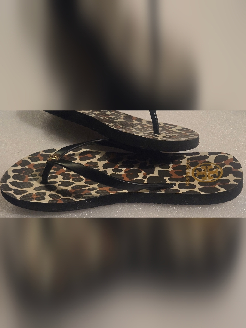 GUC Tory Burch Black Cheetah Thong Flip Flops Size 8M Thin Gold Logo Medallion - Picture 5 of 6